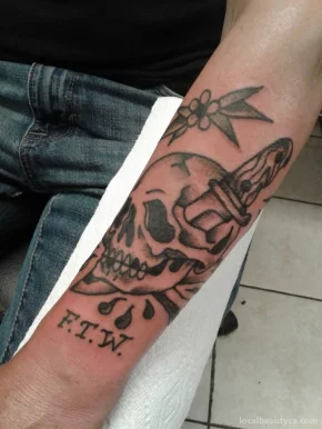 Pravda Tattoo Parlor, Toronto - Photo 4